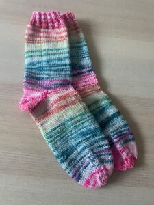 handgestrickte Socken kunterbunt